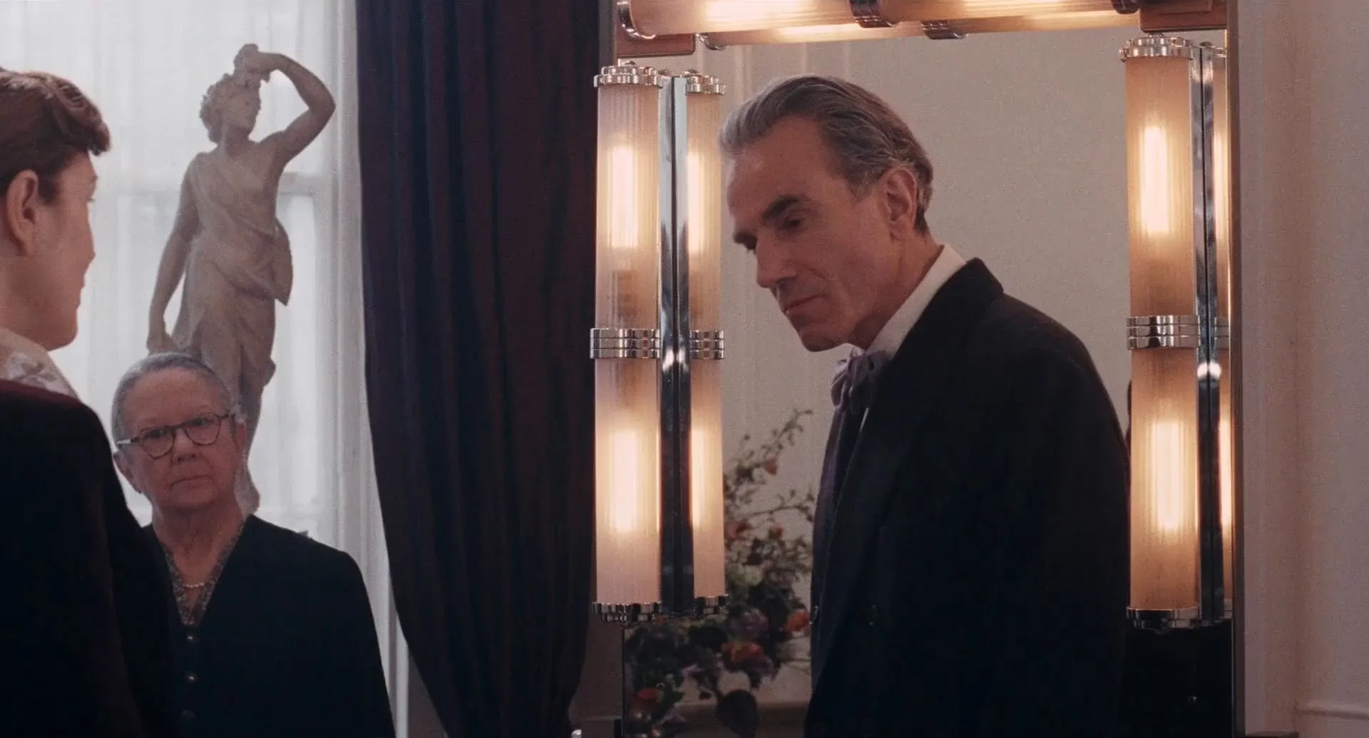 Phantom Thread (2017) Hindi Dual Audio 720p HDRip [1.2GB]